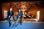 Res Dahinden (links), Leiter der Planungs- und Baukommission, und Gemeinderat Tony Weibel im frisch renovierten «Adler»-Saal. (Bild Dominik Wunderli)