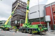 Die Fluggastbrücke wird an Ort und Stelle gehievt. (Bild: Damian Amstutz)