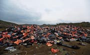Rettungswesten dokumentieren die risikoreiche Überfahrt der Migranten. Bild: Thanassis Stavrakis/AP (Lesbos, 16. März 2017)