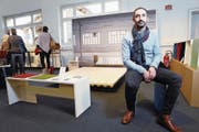 Der Steinhauser Ricardo Alves hat ein Sitzmöbel und ein schwebendes Bett konstruiert. (Bild: Werner Schelbert (Zug, 3. Dezember 2017))