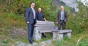 Von links: Edgar Walker, Dave Knecht und Urban Camenzind mit einer Steinbank aus der Kollektion des Vereins Sprungbrett. Bild: PD (September 2016)