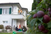 Das «Spatzennest» im vergangenen Oktober; mit Josef Iten, oben, der das Lebenswerk seiner inzwischen verstorbenen Gattin Heidi Iten bis Ende Januar weitergeführt hat. (Bild: Maria Schmid / Baar, 07.10.2016)