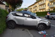 Das Auto blieb nach dem Überschlag quer zur Fahrbahn stehen. (Bild: Luzerner Polizei)