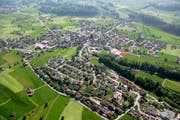 Die Holzbau Bucher AG plant auf ihrem grossen Parkplatz in der Bildmitte eine neue Halle. (Bild Daniel Reinhard)