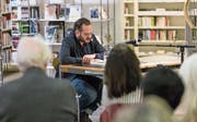Jonas Lüscher liest in der Bibliothek Zug aus seinem Roman. (Bild: Roger Zbinden (18. Februar 2017))
