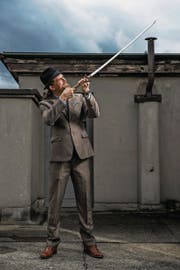 Michael Voglsinger mit seinem Samurai-Schwert. Er ist Sammler und Händler. (Bild: Dominik Wunderli (Zürich, 8. März 2018))