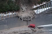 Der deutsche Lieferwagen fuhr auf die Schlammlawine auf. (Bild: Kantonspolizei Uri)