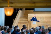 Alt Bundesrat Moritz Leuenberger hielt gestern im ehemaligen Landessender Beromünster vor rund 100 Personen eine Rede zur Energiepolitik. (Bild Pius Amrein)