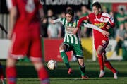 Fisnik Hasanaj vom SC Kriens (links) hier im Duell mit Sions Bruno Margado am 26. März auf dem Kleinfeld. (Bild Pius Amrein)