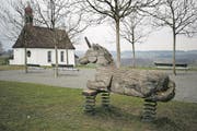 «Die Spielgeräte sehen toll aus, sind zum Spielen aber ungeeignet», schreiben die Motionäre beispielsweise zu den Geräten auf dem Spielplatz bei der Weinrebenkapelle. (Bild: Stefan Kaiser (Zug, 26. März 2018))