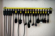 Die Kabel braucht es, um Handys auszuwerten. (Bild: Nadia Schärli / Neue LZ)