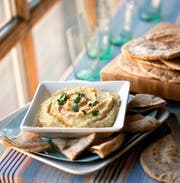 Eine gute Wahl: Hummus-Schälchen mit Fladenbrot. Bild: Getty