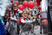 Guuggenmusig Schteichocher aus Kriens mit dem Motto «Schteichocher pompöös». (Bild: Pius Amrein / Neue LZ)