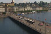 Die Polizei kontrolliert auf der Seebrücke einen VBL-Bus. (Bild: Webcam Luzern Tourismus)