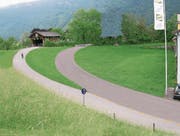 Unmittelbar neben der bestehenden Holzbrücke soll eine neue Überquerung der Engelberger Aa entstehen und über einen Kreisel mit der Hauptstrasse verbunden werden.