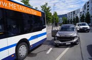 Das Auto streifte den Bus an der General-Guisan-Strasse. (Bild: Zuger Polizei)