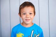 Morgen beginnen die Sommerferien für die Schüler. Die 1/2 und 3/4 Klässler des Schulhaus Rönnimoos in Littau, können es kaum erwarten. Fotografiert am 07. Juli 2016. Im Bild: Temudschin Neisser (Bild: Boris Bürgisser (Neue LZ) (Neue Luzerner Zeitung))