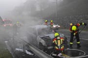 Das Auto brannte auf der Schlagstrasse vollständig aus. (Bild Kapo Schwyz)