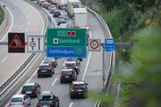 Der Ferien-Reiseverkehr staut sich am Freitag vor dem Gotthardtunnel bei Wassen in Richtung Süden auf mehrere Kilometer Länge. (Bild: KEYSTONE/Urs Flueeler)