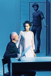 Was lief da zwischen Richter Adam (Christian Baus) und Eve (Alina Vimbai Strähler)? Eves Verlobter Ruprecht (hinten: Jakob Leo Stark) kommt in der Box des Luzerner Theaters nicht dahinter. (Bild: Ingo Höhn/PD)