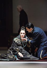 Die junge Geisha Butterfly (Svetlana Aksenova) wartet drei Jahre lang vergeblich auf den amerikanischen Marineoffizier Pinkerton (Saimir Pirgu). (Bild: Toni Sutter/T+T Fotografie)