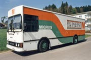 Während des Umbaus kann im Städtli im nostalgischen Migros-Wagen eingekauft werden. (Bild: pd)