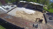 Die Beachvolleyball-Arena aus der Vogelperspektive: Bagger verteilen Sand im Center-Court, hinten rechts die drei weitere Felder. (Bild René Meier)