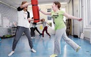 Die Teilnehmerinnen werden auch in die Selbstverteidigungskunst eingeführt. (Bild: Werner Schelbert (Zug, 25. April 2017))
