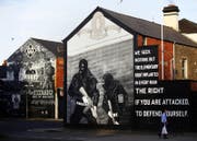 Eine bemalte Hauswand erinnert an den Konflikt in Belfast, Nordirland. (Bild: AP Photo/Peter Morrison)