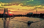 Berlin im Sonnenuntergang: Die deutsche Hauptstadt ist eines der beliebtesten Ziele von Schweizern. (Bild: EPA/Paul Zinken)