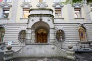Der Haupteingang zum Luzerner Stadthaus. (Bild: Urs Flüeler / Keystone)