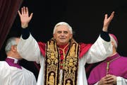 Vielfältig soll die katholische Weltkirche sein, das wünschen sich viele Mitglieder besonders aus den südlichen Ländern. Hier im Bild ist Papst Benedikt XVI. bei einem seiner Auftritte. (Bild: Keystone)