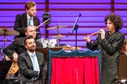 Musiker, Erzähler, Zauberer: Alex Porter überzeugte in allen Funktionen. (Bild: Philipp Schmidli)