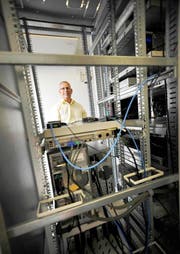 Hansueli Girsberger in seinem Element: Sein Informatik Unternehmen in Brunnen ist der einzige unabhängige Stromprognosen-Softwareentwickler der Schweiz. (Bild: Corinne Glanzmann / Neue LZ)