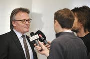 Stefan Roth bei Interviews nach der Abstimmung über die Steuererhöhung. (Bild: Corinne Glanzmann / NLZ)