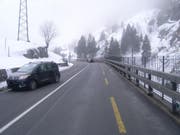 Am Samstag prallte ein Autolenker auf der Gotthardstrasse in Göschenen aufgrund der gefrorenen Fahrbahn in einen entgegenkommenden Wagen. (Bild: PD)