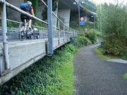 Bisher haben eingangs Hergiswil Fussgänger und Velofahrer separate Wege. (Bild: PD)