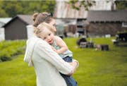 Zwischen 80 und 90 Paare aus der Deutschschweiz warten derzeit auf ein Adoptivkind. (Bild: ild: Brooke Rieman/Getty)