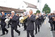 Das neu eingekleidete Blasorchester Feldmusik Neuenkirch beim Auszug aus der Kirche. (Bild: Manuela Jans)