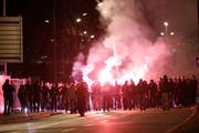 Die Zuger Polizei begleitet eine Gruppe ZSC-Fans vom Bahnhof zur Bossard-Arena. (Bild: Archiv Stefan Kaiser / Neue ZZ)