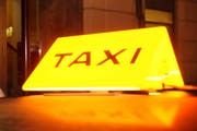 Der Taxifahrer muss Ausweis und Führerausweis abgeben. (Symbolbild Neue LZ)