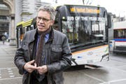 Norbert Schmassmann, Direktor der Verkehrsbetriebe Luzern vbl, spricht vor dem Elektrobus «Urbino», welcher derzeit auf dem Streckennetz in und um Luzern getestet wird. (Bild: Alexandra Wey/Keystone (Luzern, 1. Februar 2018))