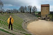Daniel Trolliet, Bürgermeister von Avenches will das Projekt «Canton Marittimo» vorantreiben. Auf dem Bild zu sehen ist er beim bekannten Amphitheater seiner Gemeinde. (Bild Pius Amrein)