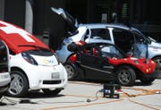 Die Autos halten in Baar, um ihre Batterien zu laden. (Bild: Stefan Kaiser (Baar, 17. Juni 2017))