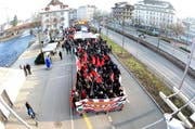 Der Tross der Demonstranten auf der Höhe des Sentistegs beim Kasernenplatz. (Bild Roger Zbinden/Neue LZ)