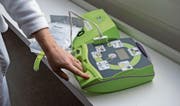 Schritt für Schritt zur Wiederbelebung: ein Defibrillator im Luzerner Kantonsspital. (Bild: Dominik Wunderli (Luzern, 10. Januar 2018))