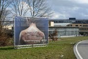 Ein Transparent vor dem Paraplegiker-Zentrum in Nottwil. (Bild: Keystone / Urs Flüeler)