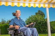 «Nach der schockierenden Diagnose habe ich für mich definiert, dass nicht die Quantität im Leben entscheidend ist, sondern die Qualität»: der an ALS erkrankte Utz Richter im Garten seines Hauses in Udligenswil. (Bild Dominik Wunderli)