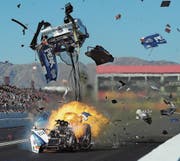 Der 10 000 PS starke Motor von John Forces Funny Car explodiert in voller Fahrt. (Bild: Will Lester/Keystone (Chandler, AZ, 26. Februar 2018))