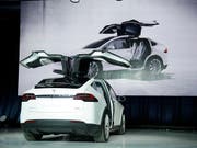 Die Markteinführung des Tesla-Modells X hat ordentlich gekostet und den Verlust beim kalifornischen Unternehmen vergrössert. (Archivbild) (Bild: KEYSTONE/AP/MARCIO JOSE SANCHEZ)